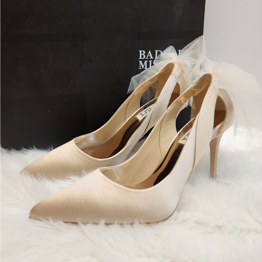 New Badgley Mischka Heels with lace Bow size 6